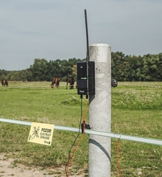 Chytrá Farma solární ohradník - Kompletní bezpečnostní schránka + 15J chytrý zdroj, Gateway a Monitor - kopie